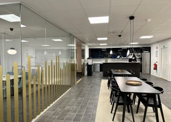 Kontorshotell/Co-working finns att hyra på Östra Järnvägsgatan 8 i Enköping