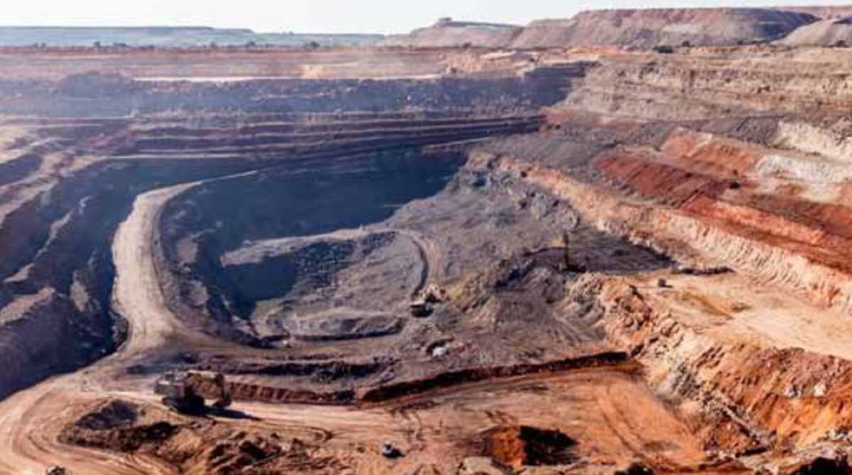 Worker buried alive in opencut manganese mine in Australia News