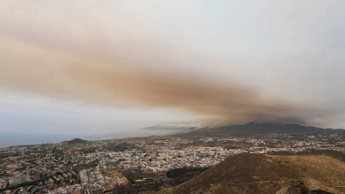 Canary Islands battles huge wildfires, 7,600 people ordered to leave