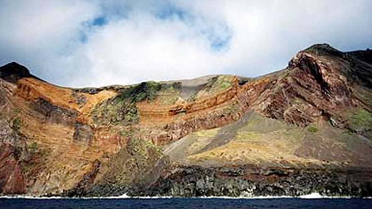 Japan issues tsunami warning after 5 9 quake near torishima island