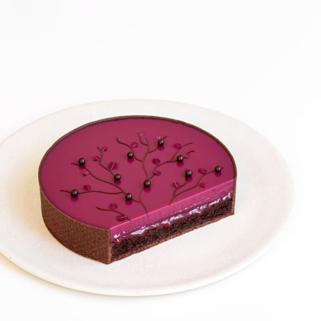 Brownie-Tarte mit Schokolade und schwarzer Johannisbeere