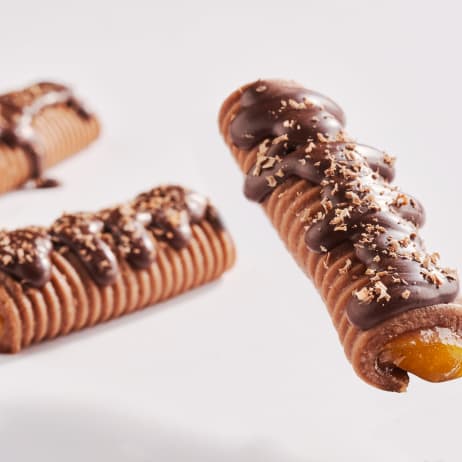 Huesos de santo, chocolate, albaricoque, pasión