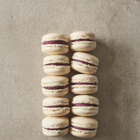 valrhona.com-ivoire-blackurrant-macaron