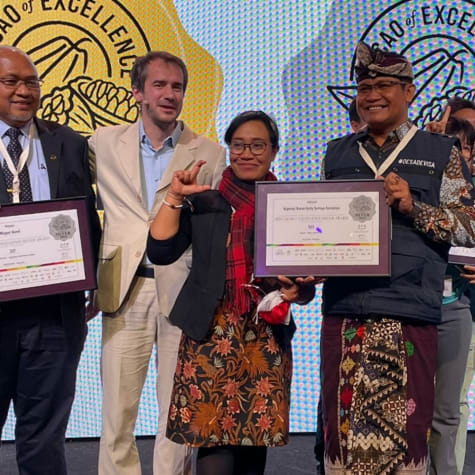 Bapak Ketut Wiadnyana, leader de KSS, et Ibu Agung Widiastuti, directrice exécutive de l'ONG Kalimajari, accompagnés d'autres producteurs récompensés par le Cacao d'Excellence, lors de la Semaine du Cacao et du Chocolat d'Amsterdam le 8 février 2024.