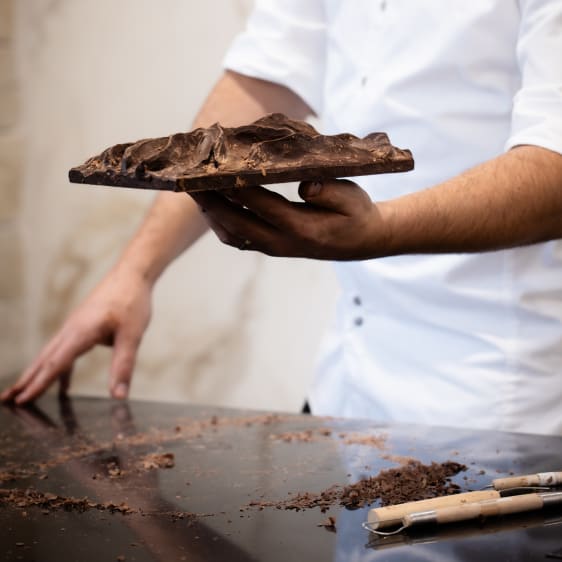 chef en train de sculpter du chocolat