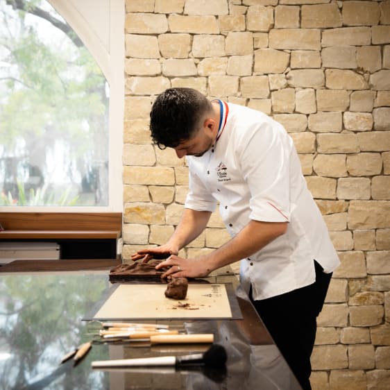 chef david briand en train de sculpter du chocolat