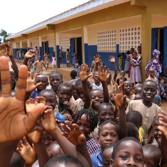 enfants lors de la réonovation d'une école en Côte d'Ivoire
