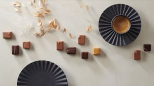 Le Moment - Connaissez-vous le chocolat Dulcey, mis en valeur cette semaine  ? Il s'agit d'un chocolat blond élaboré par la marque Valrhona. Le Dulcey  révèle une texture onctueuse, une intense douceur
