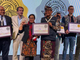 Bapak Ketut Wiadnyana, leader de KSS, et Ibu Agung Widiastuti, directrice exécutive de l'ONG Kalimajari, accompagnés d'autres producteurs récompensés par le Cacao d'Excellence, lors de la Semaine du Cacao et du Chocolat d'Amsterdam le 8 février 2024.