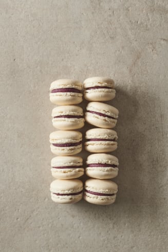 valrhona.com-ivoire-blackurrant-macaron