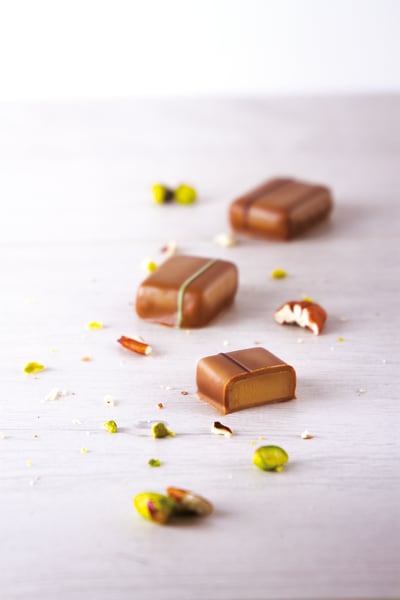 Bonbons maison au caramel, chocolat praliné et noisettes - Recette