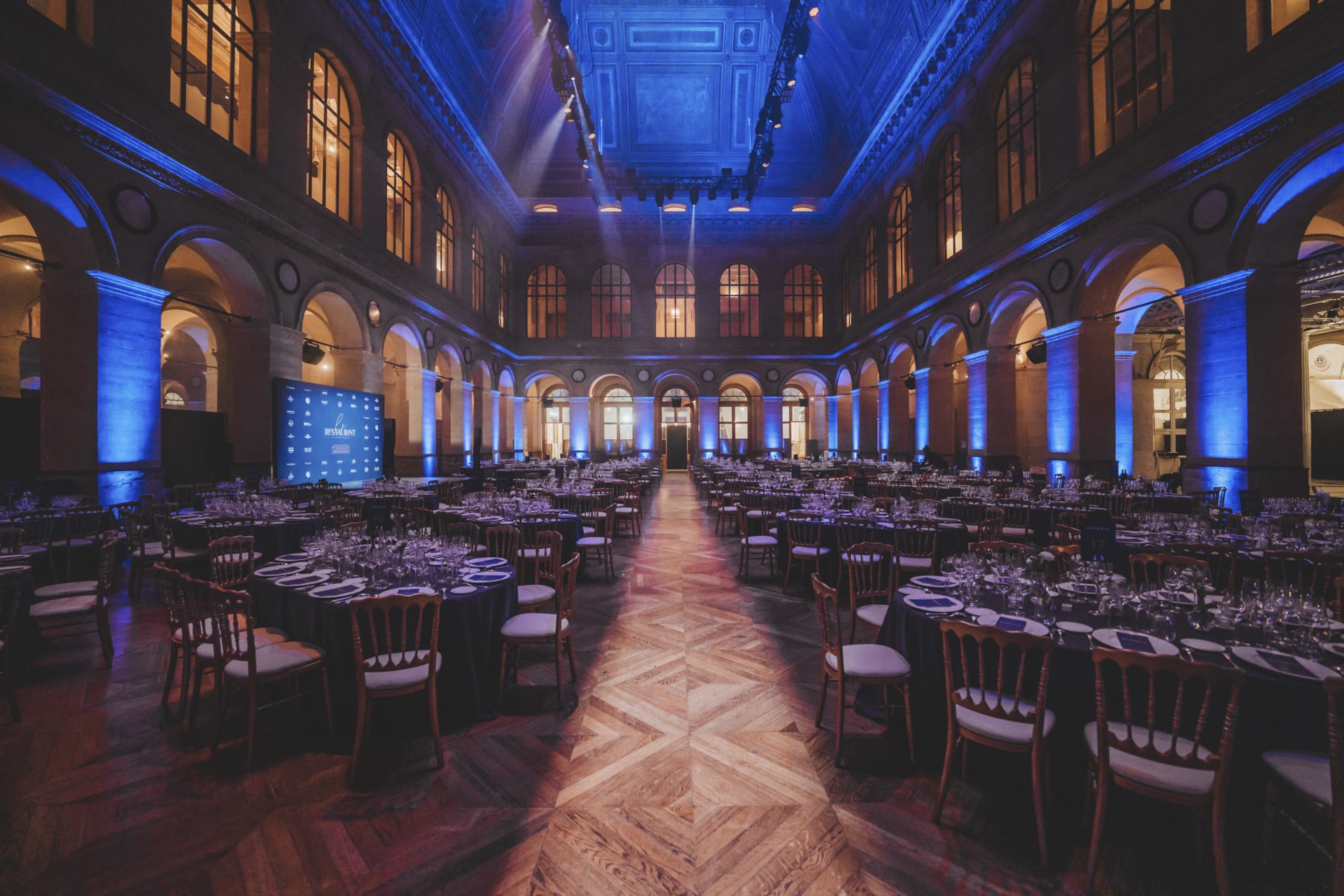 LE_RESTAURANT - table &eacute;ph&eacute;m&egrave;re