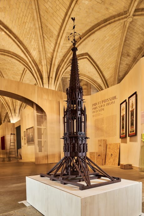 sculpture en chocolat de 1,70 m représentant la flèche de la Sainte-Chapelle