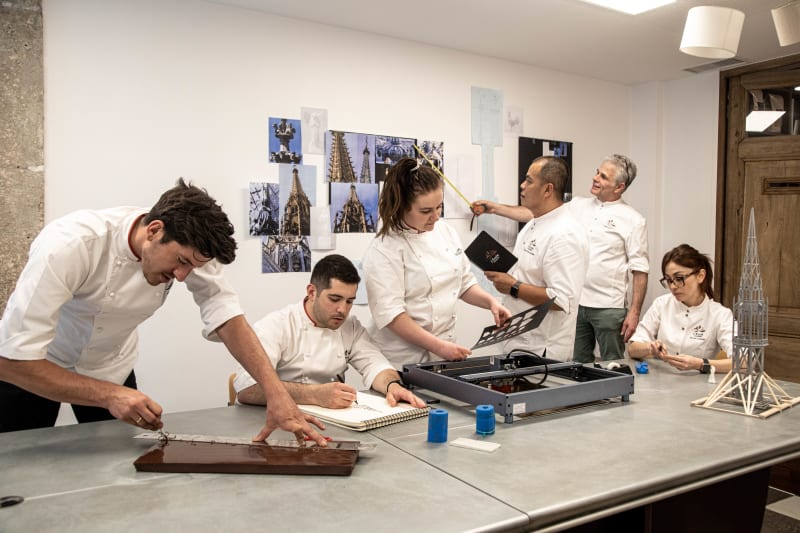 Dans les coulisses de la réalisation de l'oeuvre en chocolat - flèche de la sainte chapelle