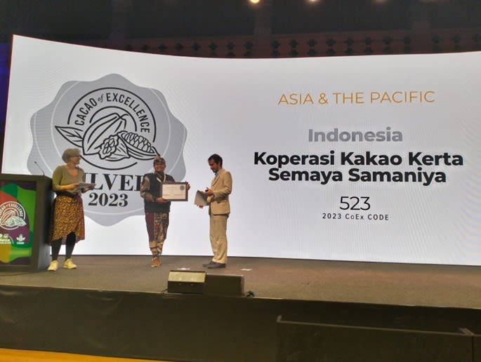 Bapak Ketut Wiadnyana, directeur de KSS, recevant la Médaille d'Argent de la part de Julien Simonis, responsable du Programme Cacao d'Excellence, lors de la Semaine du Cacao et du Chocolat d'Amsterdam, le 8 février 2024.