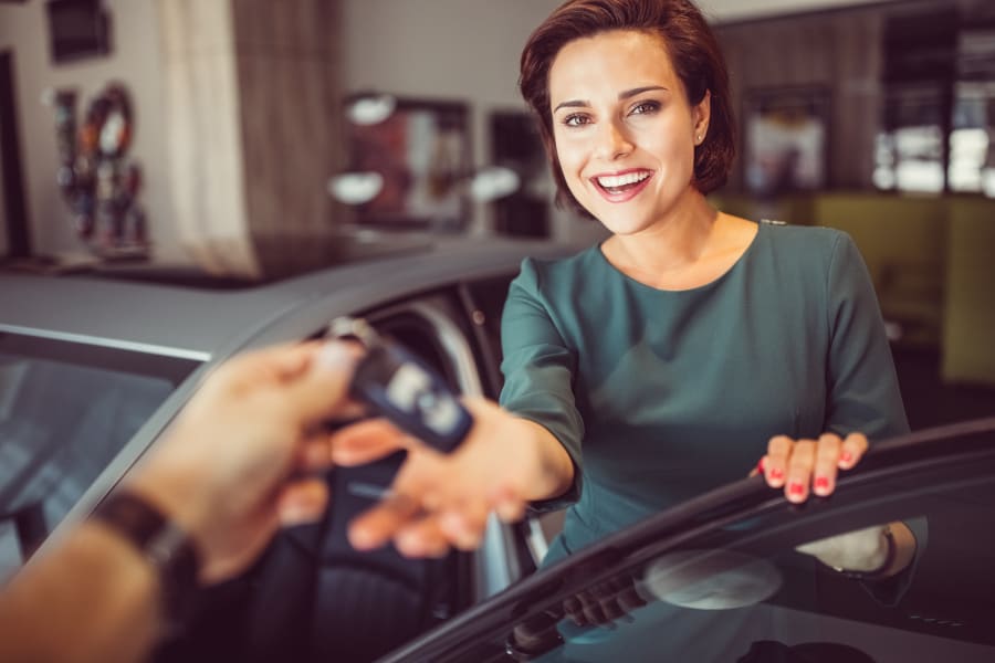 woman handing over car keys