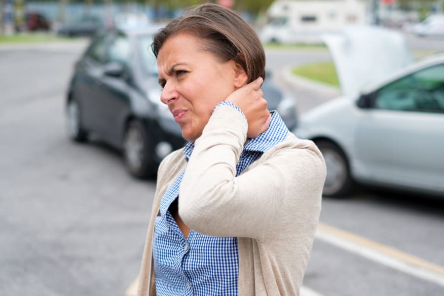 Woman neck hurt after car crash on the street