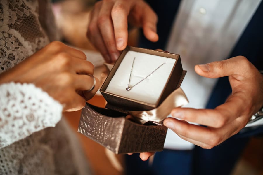 Gifting necklace