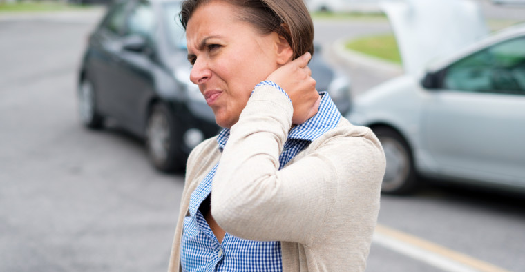 Woman neck hurt after car crash on the street