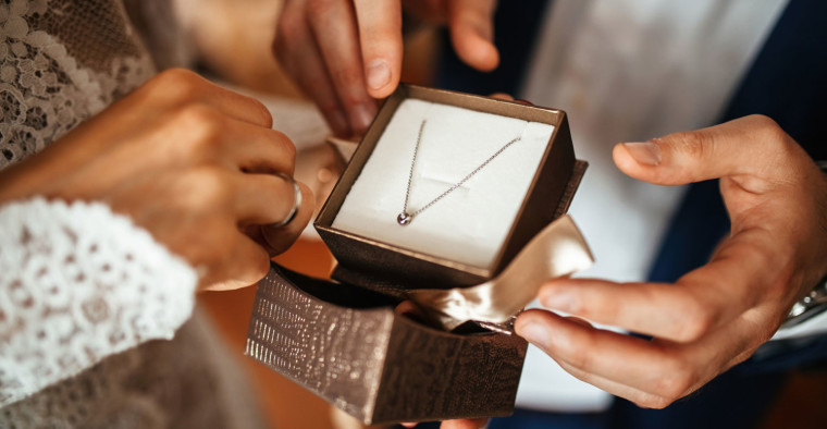 Gifting necklace