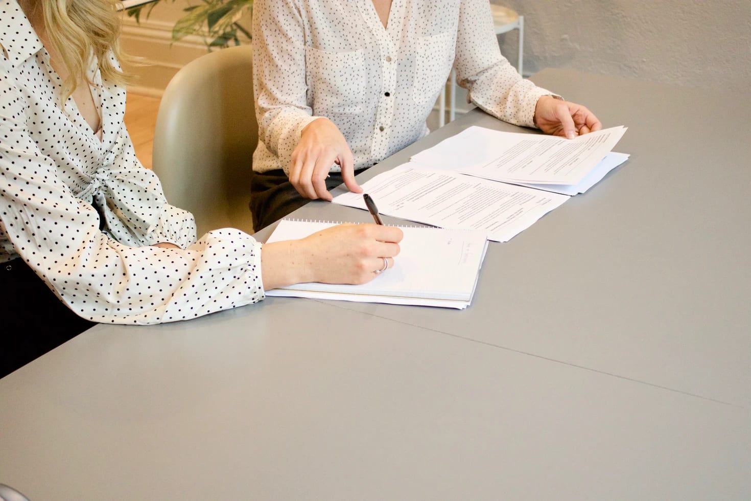 2 people having a meeting at a table