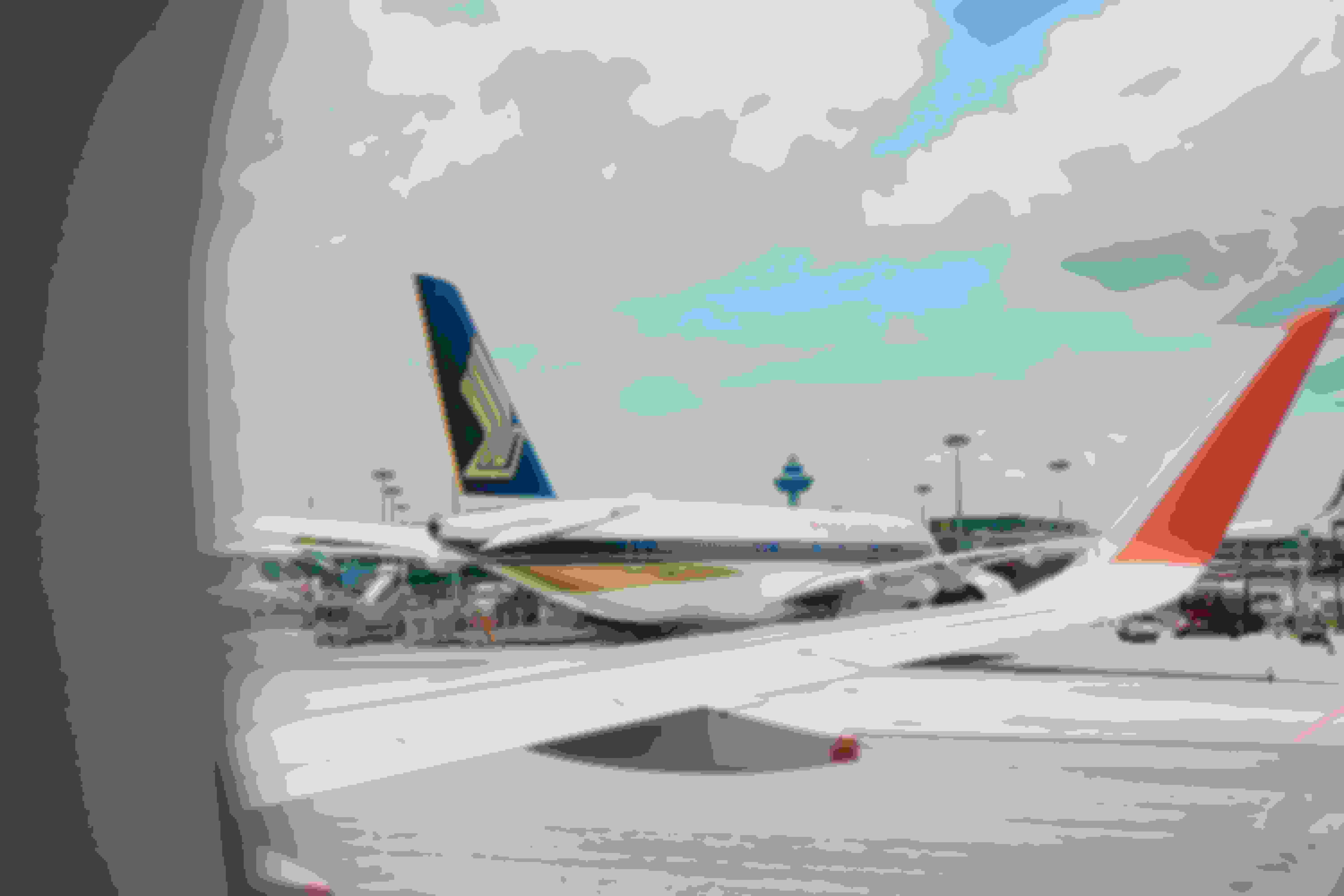 Image of the tail of a Singapore Airlines passenger jet