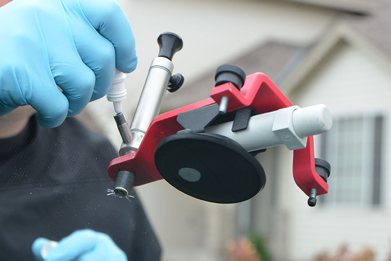 Applying resin into windscreen rock chip