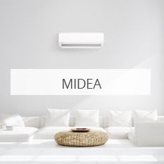 Hvit stue med hvit varmepumpe fra Midea installert på veggen.