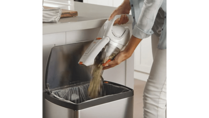 Opening the dirt container