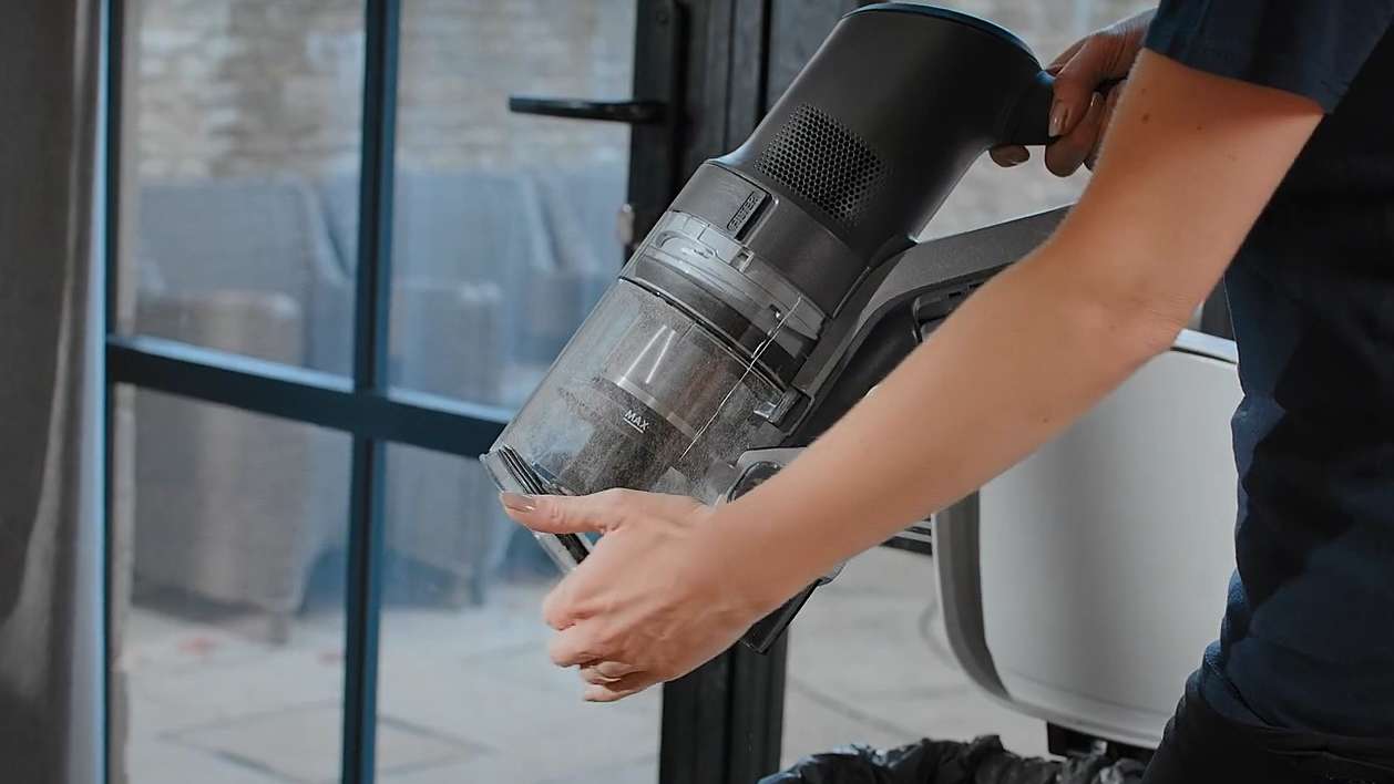 Close dirt container