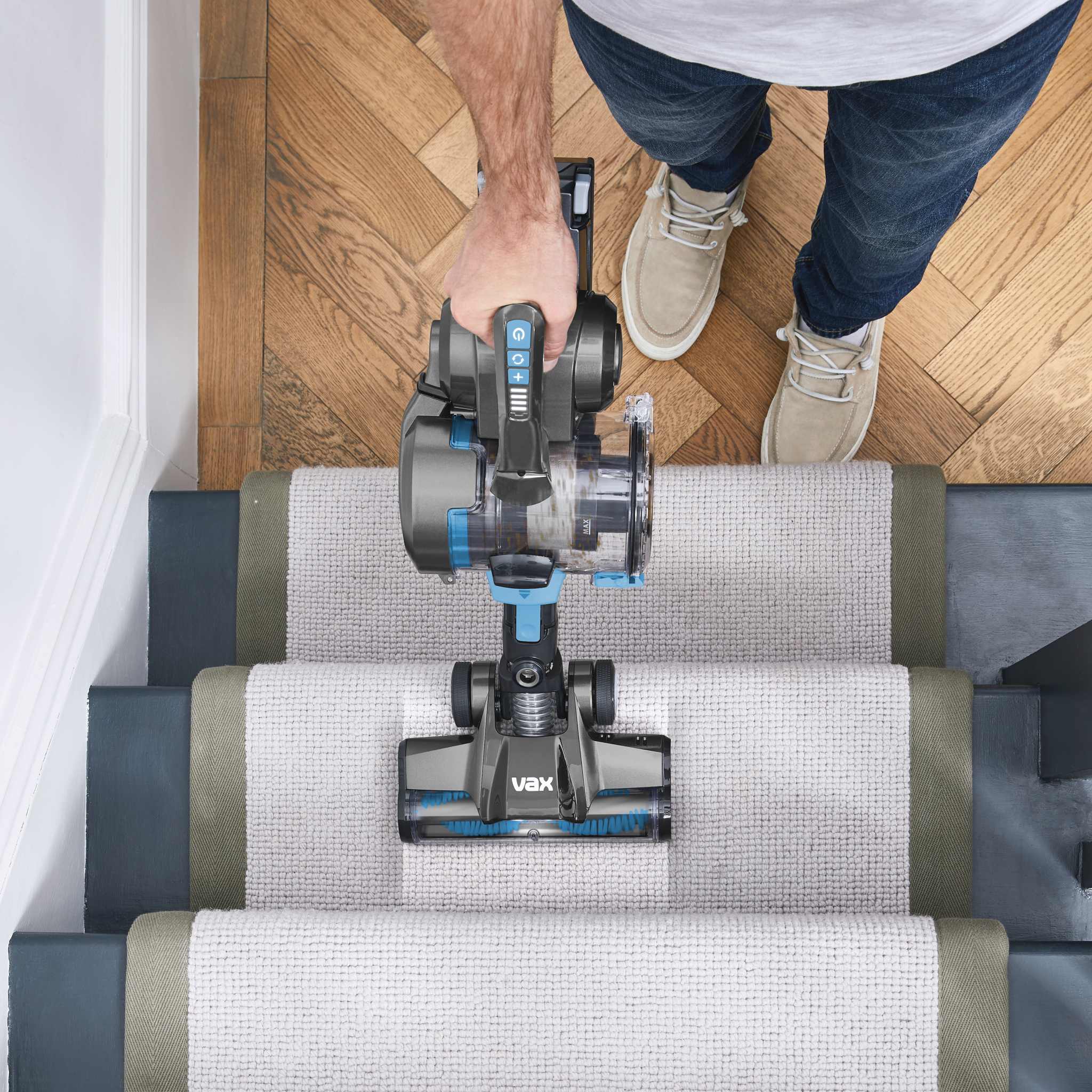 AA - HomePro Web Updates/AAA - New PDP Gallery Content/Cordless Vacuum Cleaners/Blade 4 Plus/VAX-ONEPWR-BLADE-4-classic-plus---Stairs-Cleaning