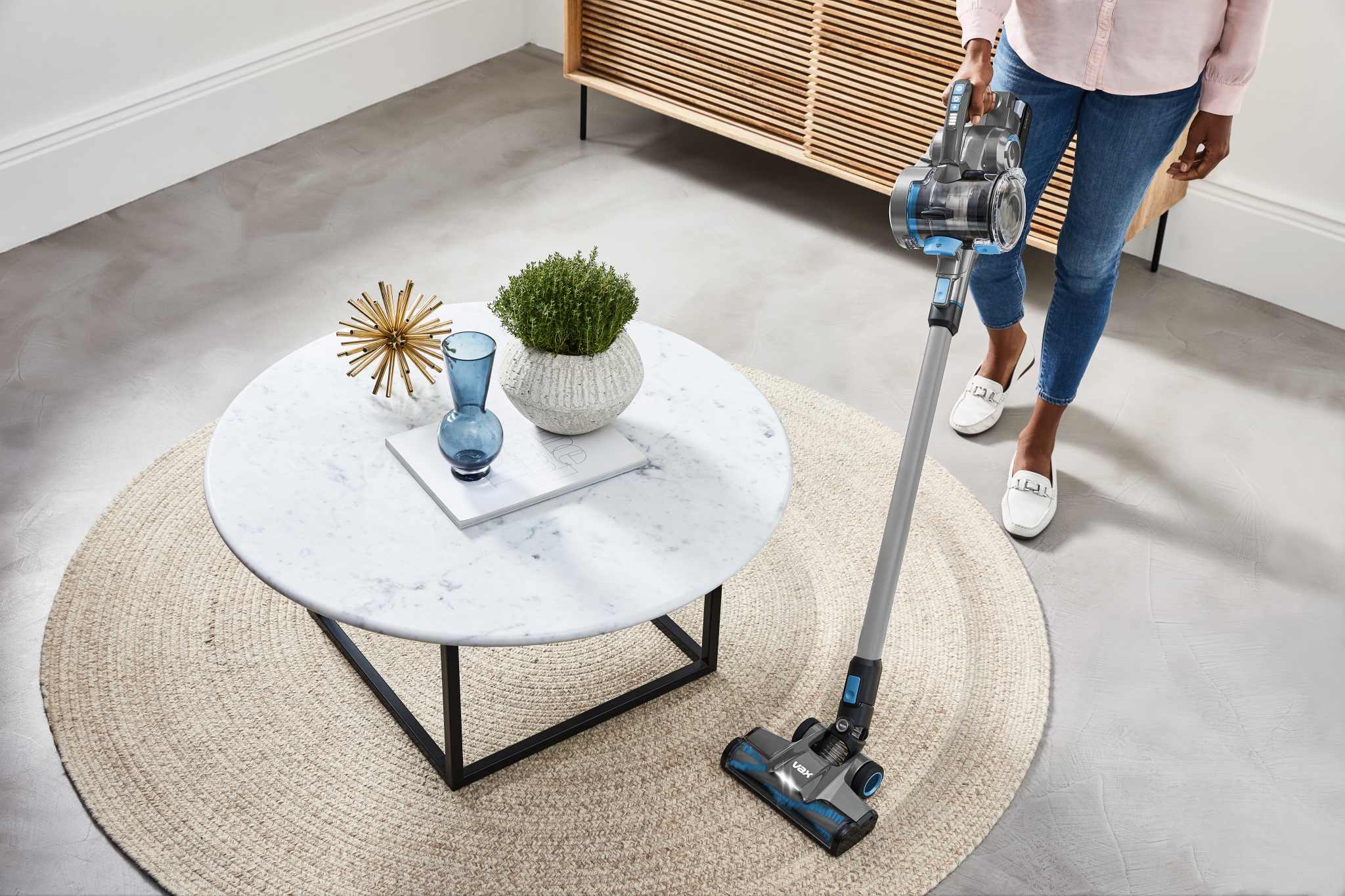 AA - HomePro Web Updates/AAA - New PDP Gallery Content/Cordless Vacuum Cleaners/Blade 4 Plus/VAX-ONEPWR-BLADE-4-classic-plus--Steerability-Female