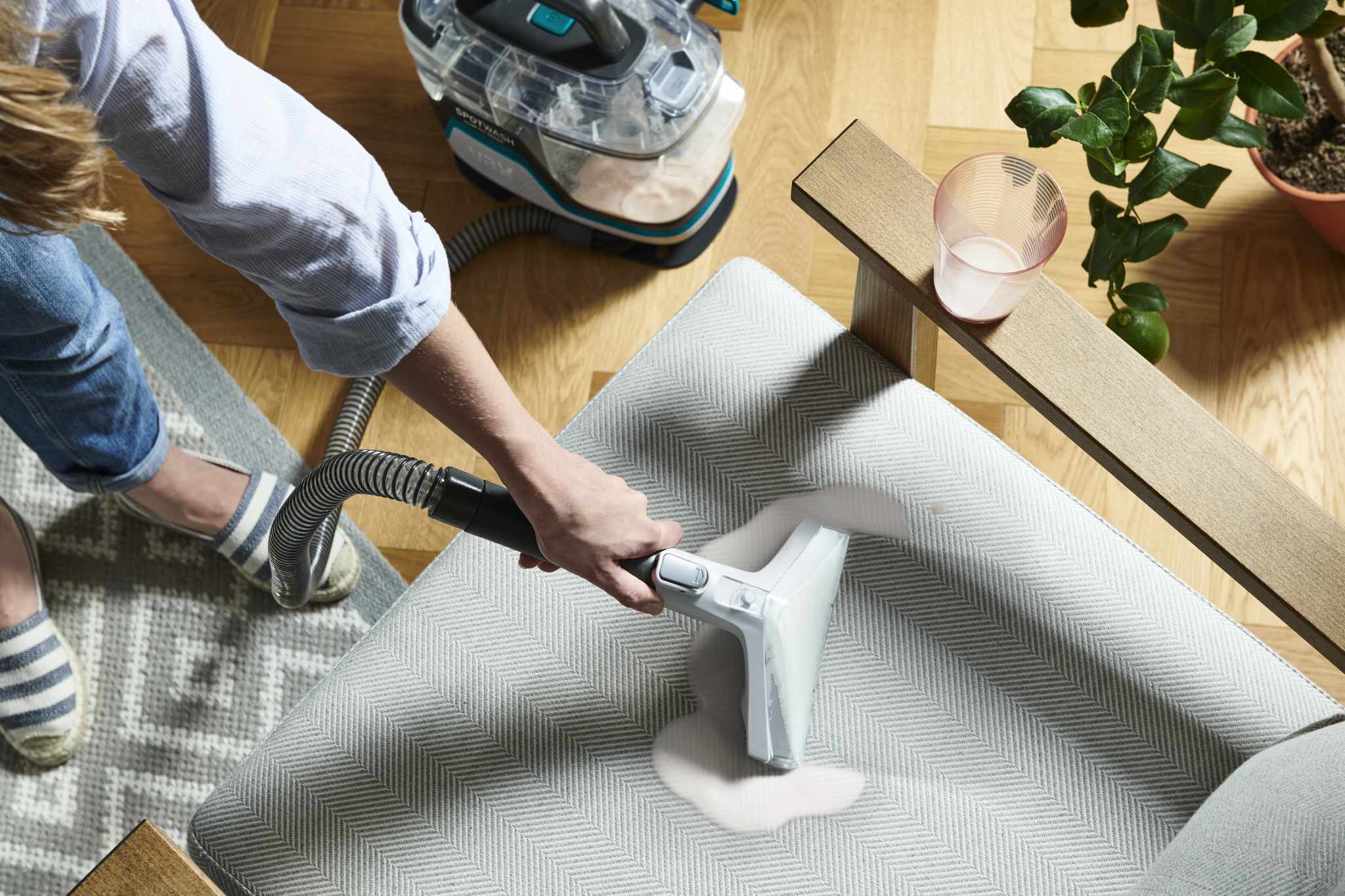 AA - HomePro Web Updates/AAA - New PDP Gallery Content/SpotWash/SpotWash Home Pet-Design/VAX_SpotWash_Home_Pet-Design_-_Milkshake_Spill_from_above