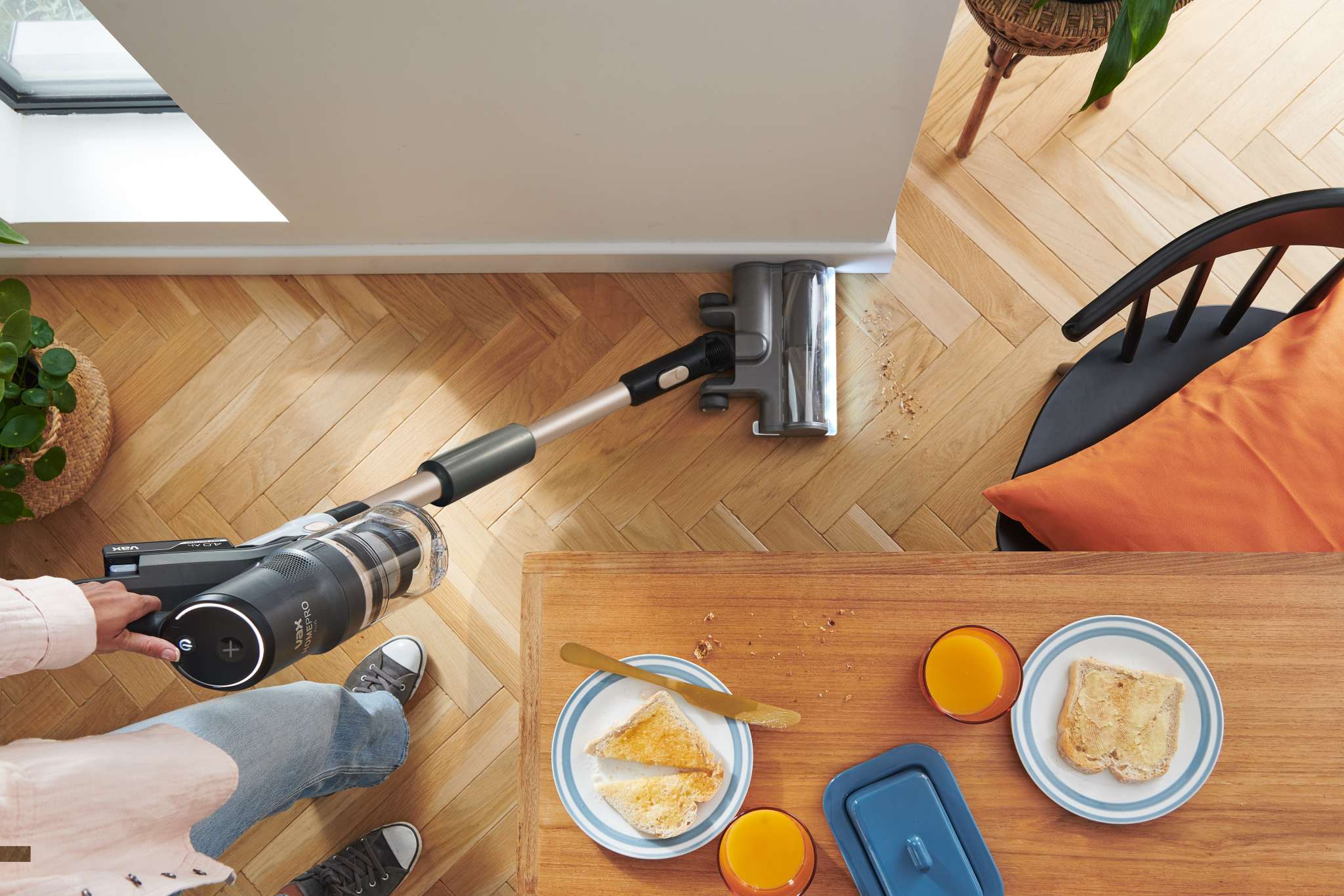 AAAA - HomePro New Product Gallery/HomePro Plus/VAX_HomePro_Plus_-_Lightweight_Easy_to_Manoeuvre_Straight_Pole