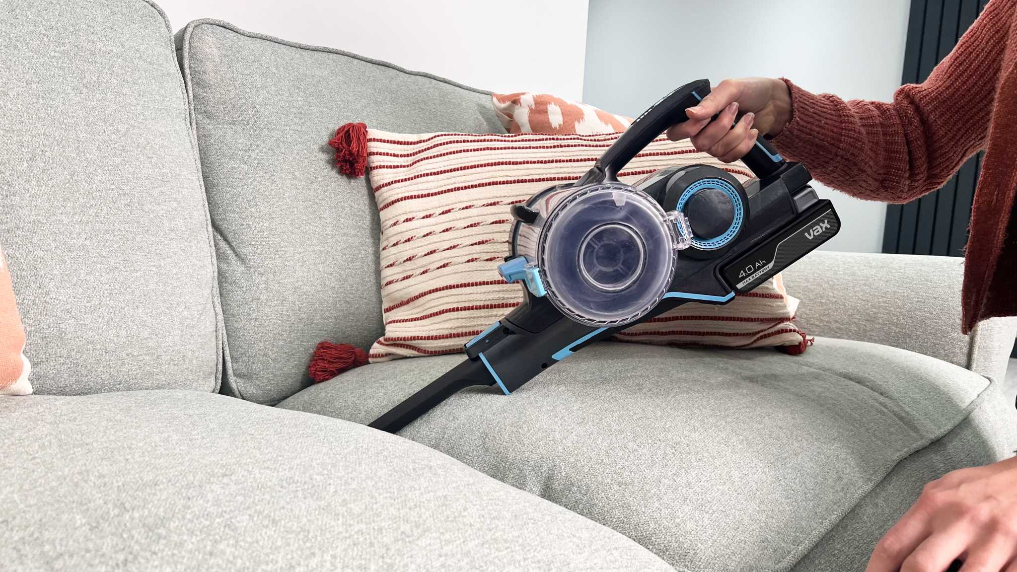 AA - HomePro Web Updates/AAA - New PDP Gallery Content/Cordless Vacuum Cleaners/Blade 4 Plus/Blade-4-Classic-Plus-crevice-tool-sofa