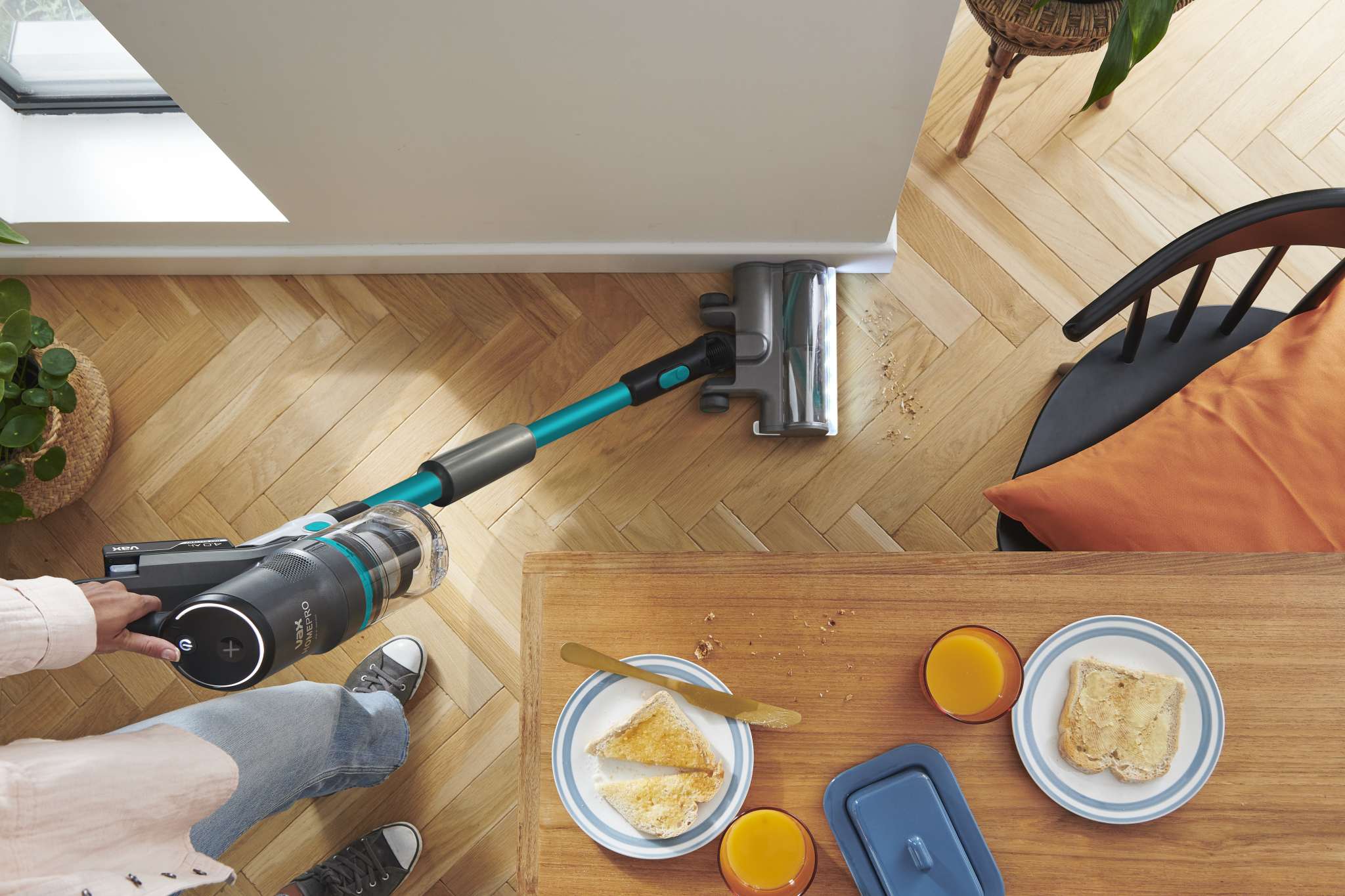 AA - HomePro Web Updates/AAA - New PDP Gallery Content/Cordless Vacuum Cleaners/HomePro Pet-Design/VAX_HomePro_Pet-Design_-_Lightweight_Easy_to_Manoeuvre_Straight_Pole