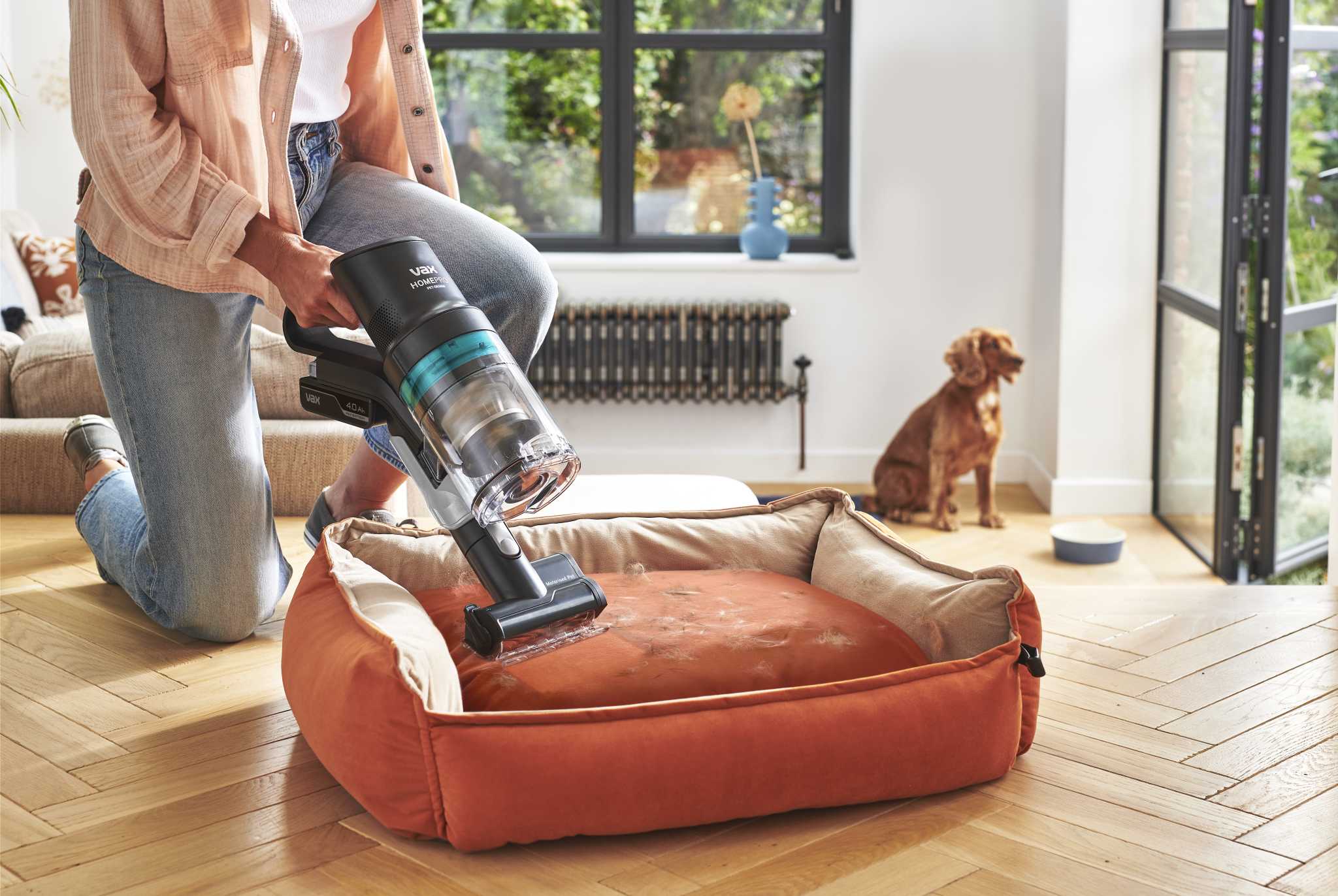AA - HomePro Web Updates/AAA - New PDP Gallery Content/Cordless Vacuum Cleaners/HomePro Pet-Design/VAX_HomePro_Pet-Design_-_Mini_Motorised_Pet_Tool_MMT_Cleaning_Pet_Bed