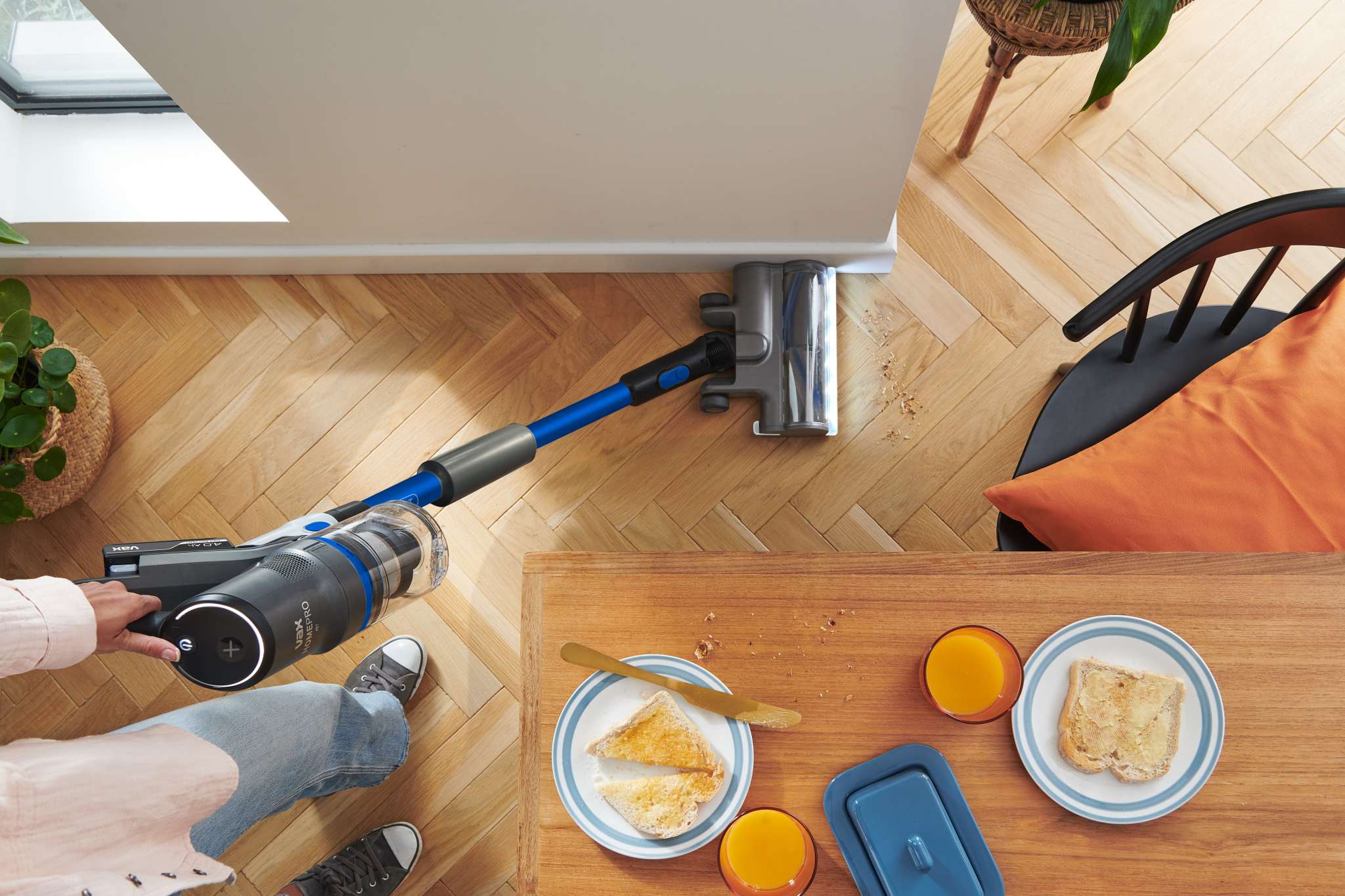 AA - HomePro Web Updates/AAA - New PDP Gallery Content/Cordless Vacuum Cleaners/HomePro Pet/VAX_HomePro_Pet_-_Lightweight_Easy_to_Manoeuvre_Straight_Pole