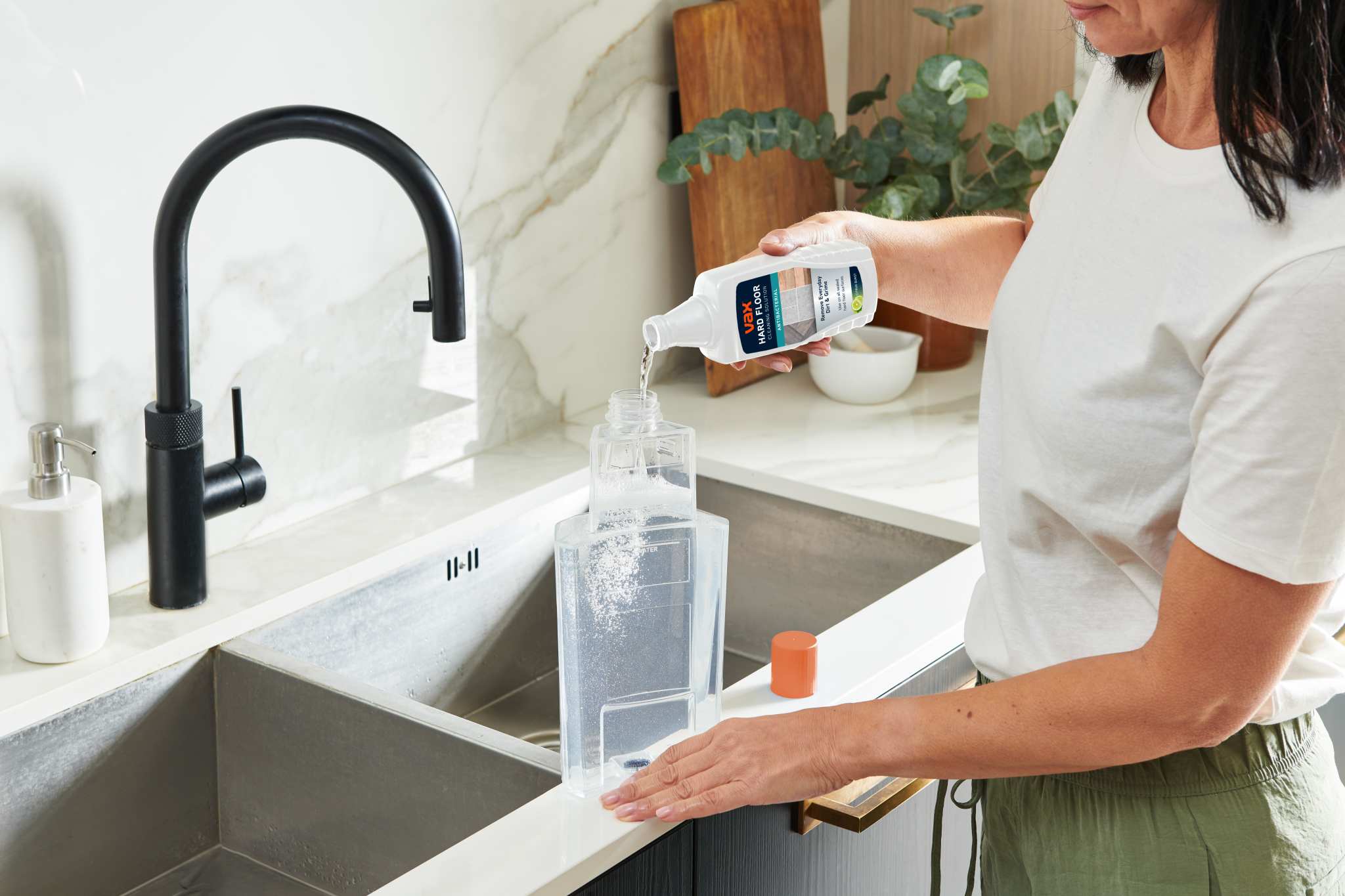 AA - HomePro Web Updates/AAA - New PDP Gallery Content/HardFloor Cleaners/Glide 2/Solution Update/VAX_Glide_2_-_Bottle_Pour_Solution