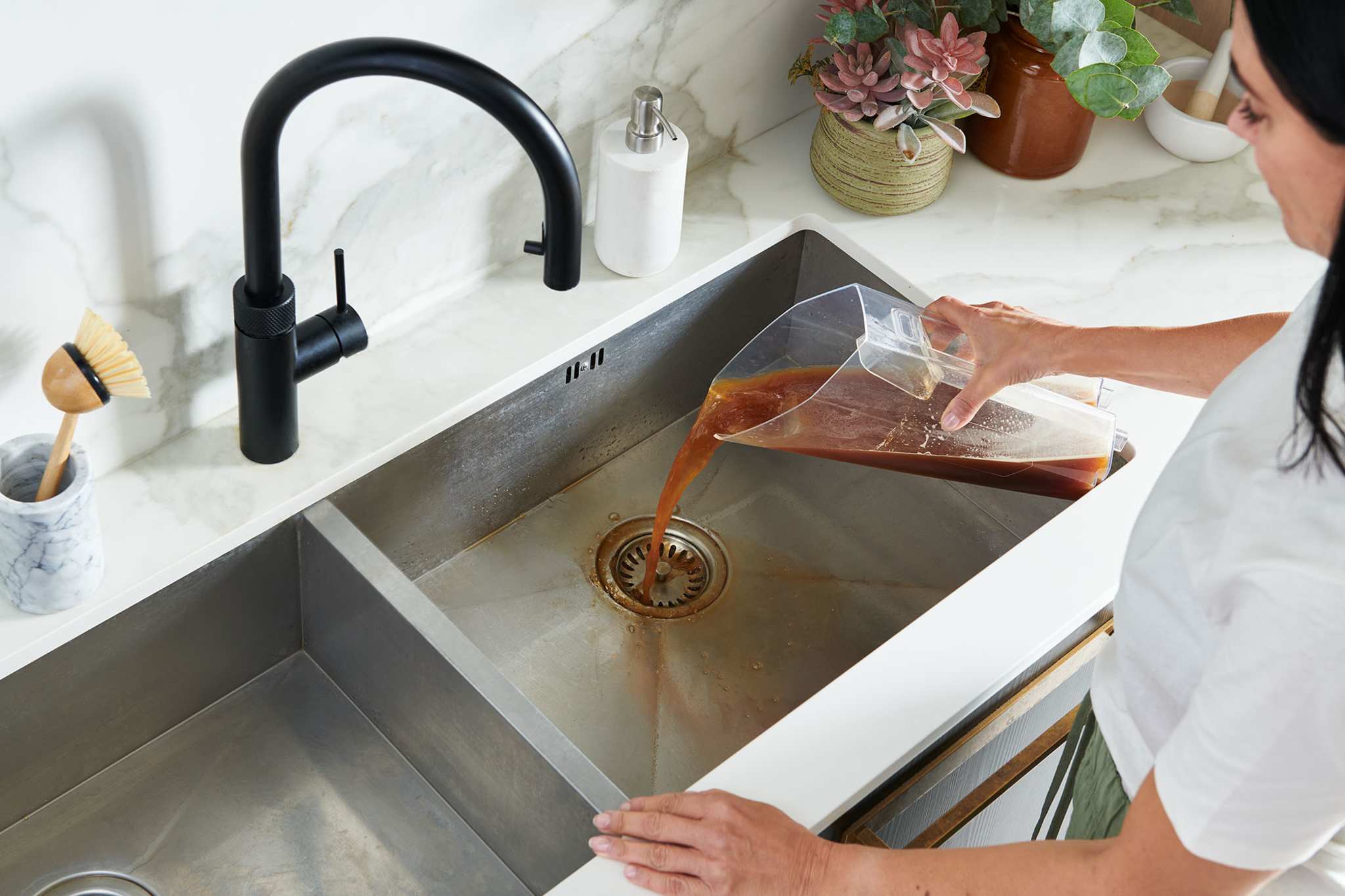 AA - HomePro Web Updates/AAA - New PDP Gallery Content/HardFloor Cleaners/Glide 2/VAX_Glide_2_-_Empty_Dirty_Water_Down_Sink