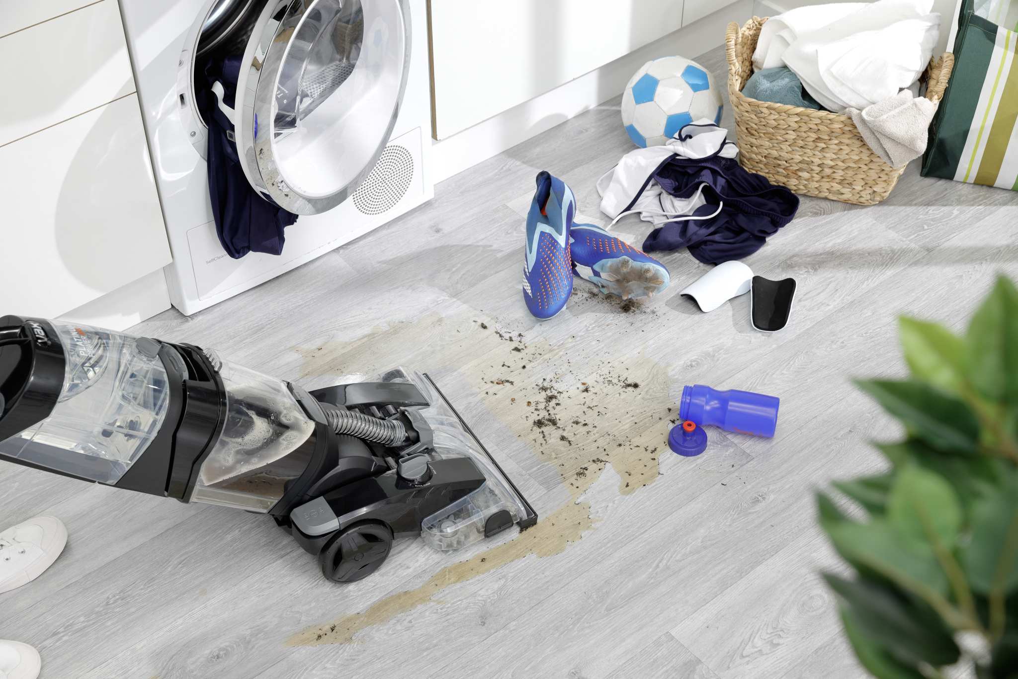 AAAA - HomePro New Product Gallery/Platinum Power Max/VAX_Platinum_Power_Max_-_Cleaning_Hard_Floor_With_Squeegy_Attachement