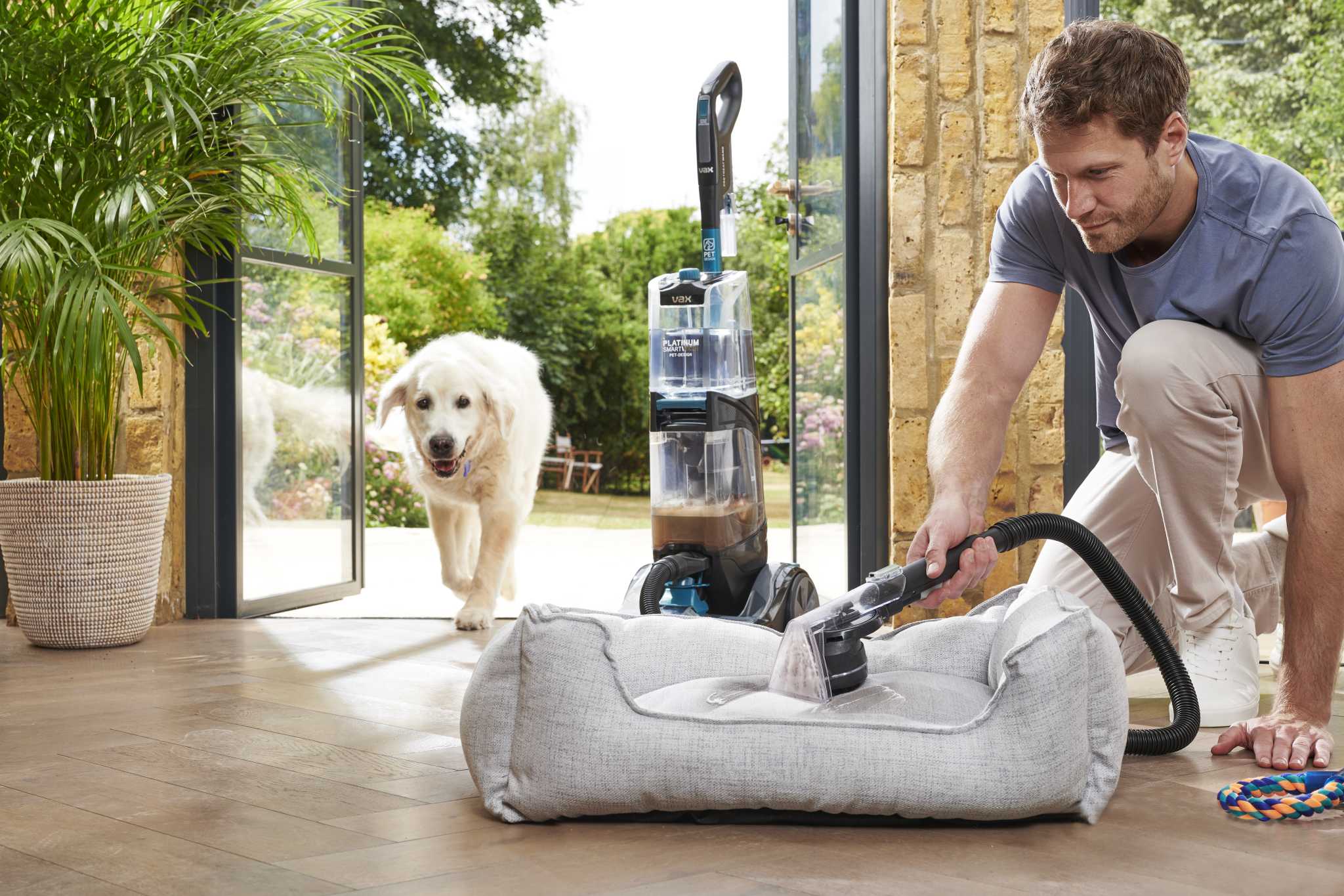 AAAA - HomePro New Product Gallery/SmartWash Pet-Design/VAX_Platinum_SmartWash_Pet-Design_-_Dog_Bed_Shot