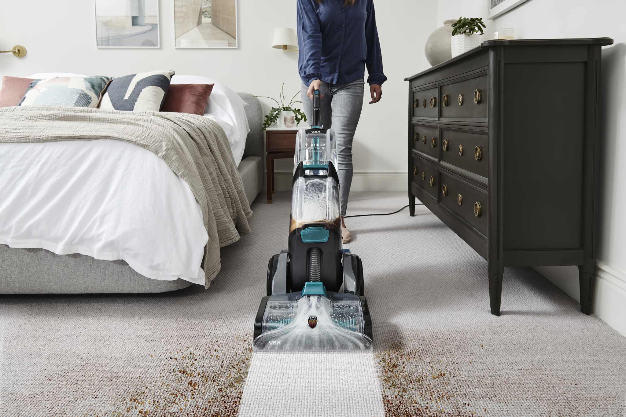 AAAA - HomePro New Product Gallery/SmartWash Pet-Design/VAX_Platinum_SmartWash_Pet-Design_-_In_Use_Front