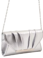 Cartera plateada con pliegues y detalle dorado
