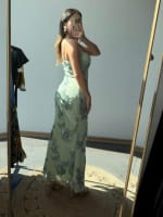 Vestido verde claro largo con detalles de flores en cintas