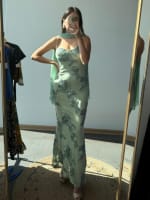 Vestido verde claro largo con detalles de flores en cintas
