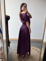 Vestido morado satinado