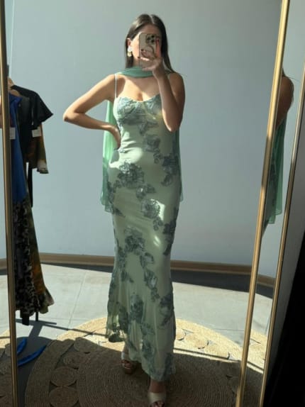 Vestido verde claro largo con detalles de flores en cintas
