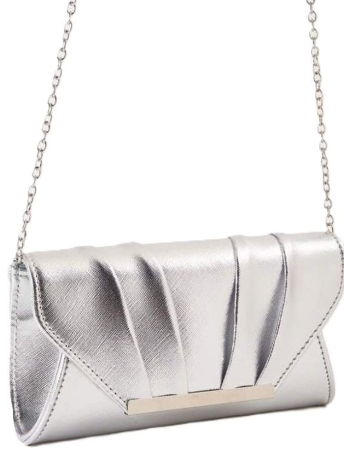 Cartera plateada con pliegues y detalle dorado