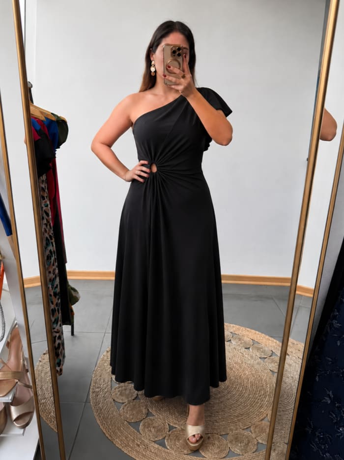 Vestido negro largo una manga corta asimétrico con abertura en cintura